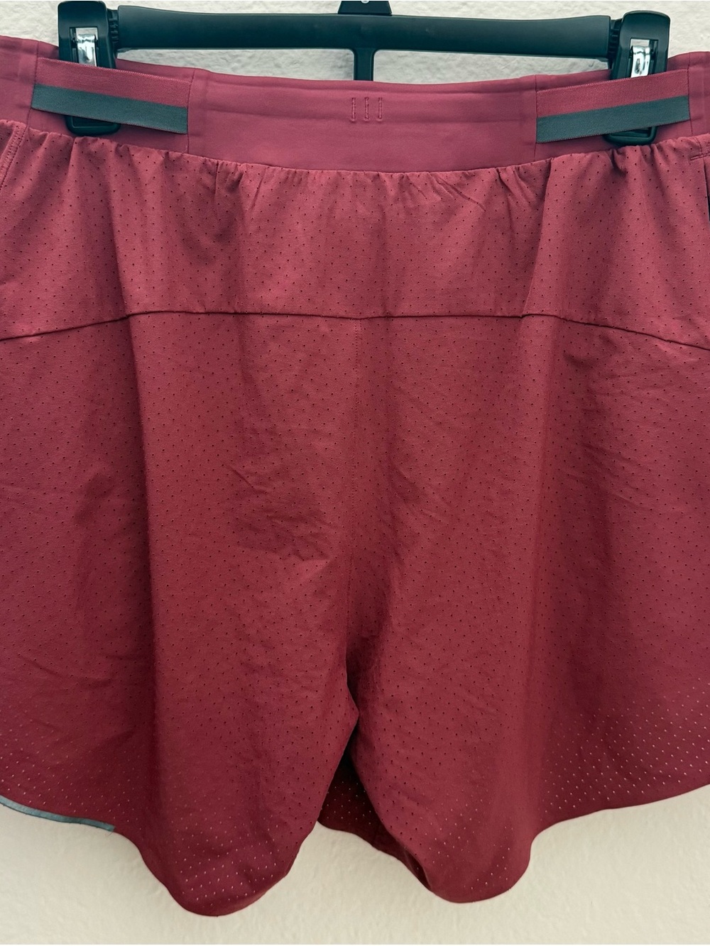 Lululemon Fast and Free Lined Running Shorts Mens Size M Perforated Mulled Wine - Picture 2 of 10